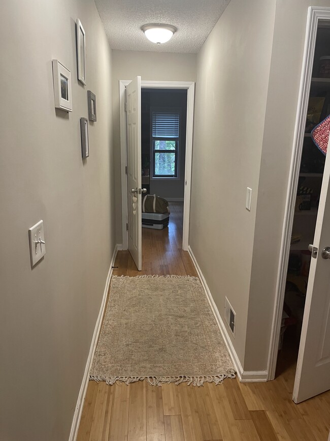 Building Photo - 1543 Hillhaven Dr