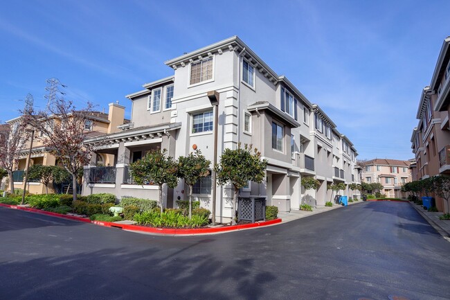 Building Photo - 3 Bed / 2.5 bath pet friendly townhome with a bonus home office/den + EV charger in garage. YouTu...