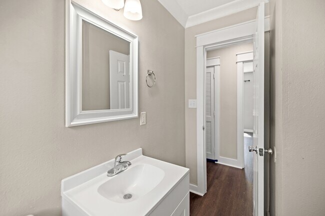 Building Photo - 200 Spencer Dr