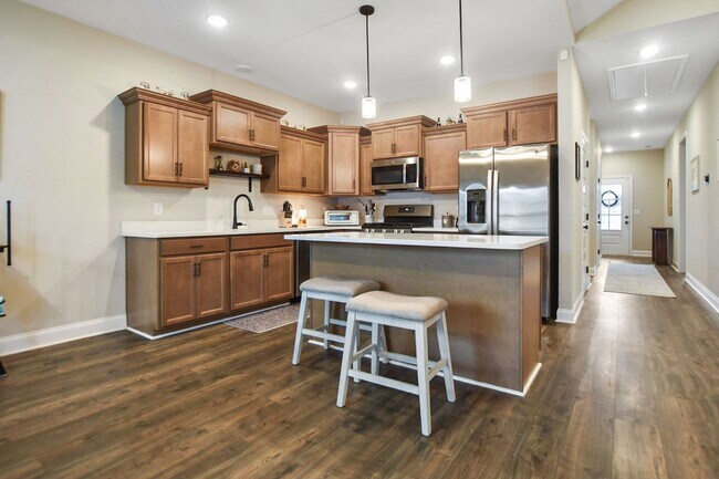 Building Photo - Pet Friendly Three Bedroom!