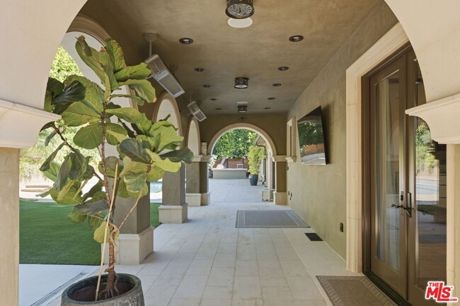 Building Photo - 2108 San Ysidro Dr