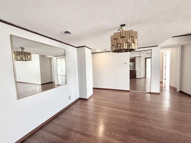 Building Photo - 2016 Main St