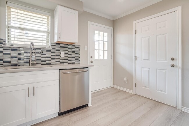 Building Photo - 5076 Matilda St