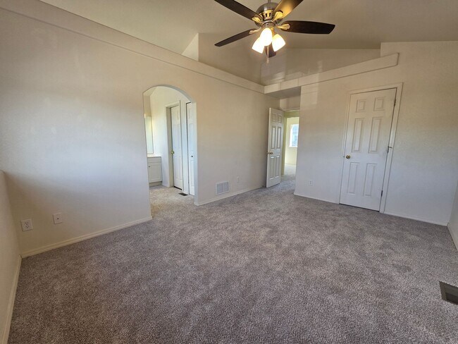 Building Photo - Gorgeous 4 Bed 3 bath Home In Wagon Trails!!