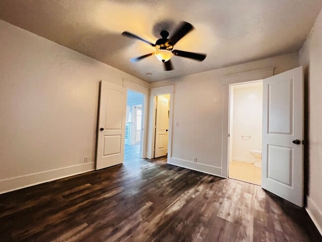 Building Photo - Charming Vintage Long Beach Bungalow – Walk to the Beach!