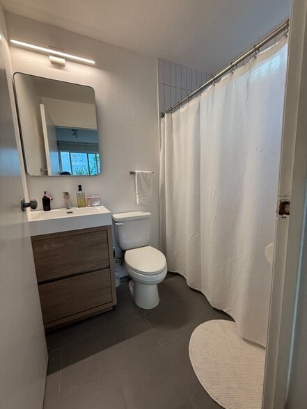 Building Photo - 2223 1/2 Oak Glen Place