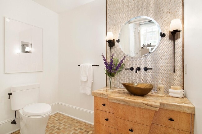 Building Photo - 313 1st St