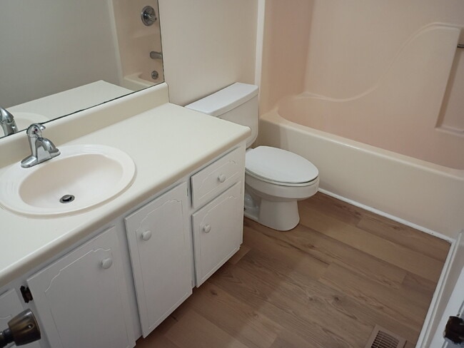 Building Photo - Townhouse for Rent