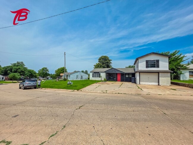 Building Photo - Spacious Split-Level 4-Bedroom Home with T...