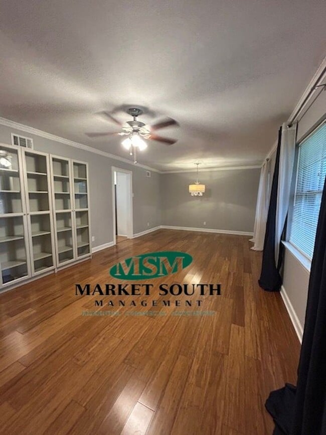 Building Photo - UPDATED MIDTOWN BEAUTY!!