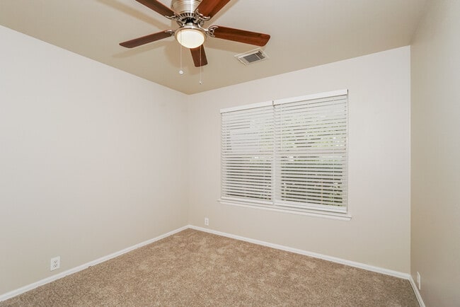 Building Photo - 930 Amber Knoll