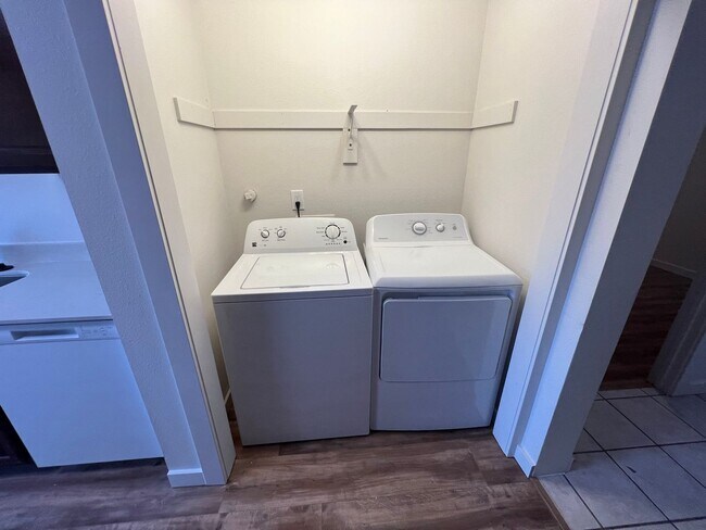 Building Photo - Newly Remodeled! Close to CWU 4 Rooms !!