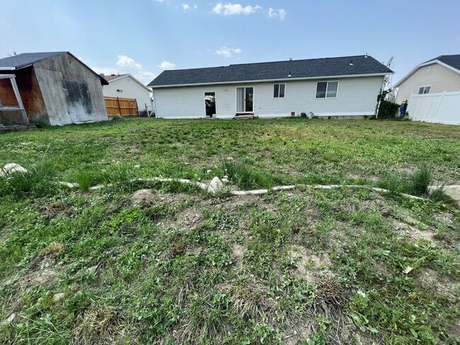 Building Photo - Awesome 4 Bedroom Pet Friendly Home w 2 car attached garage