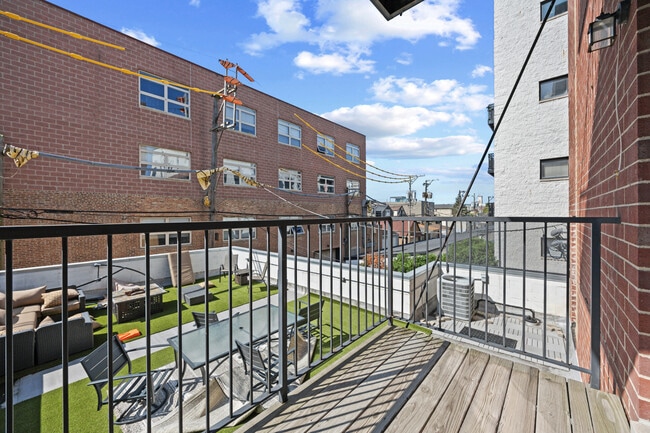 Building Photo - 2301 W Wolfram St
