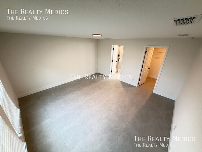 Building Photo - 2614 Palomar Ave SE