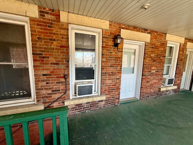 Building Photo - 148 N Sycamore St