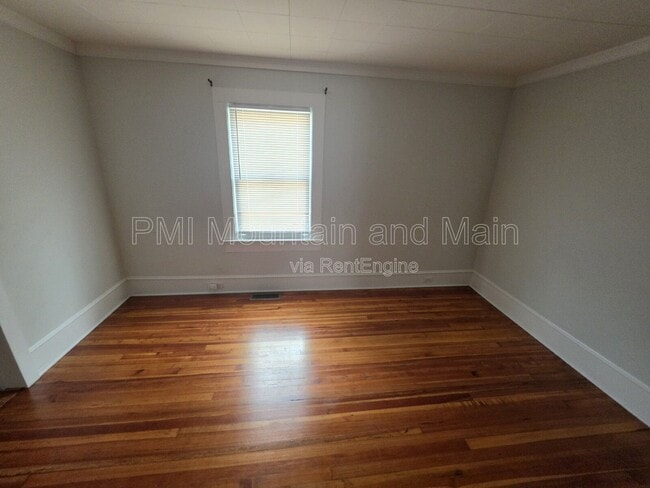 Building Photo - 161 Logan Ave