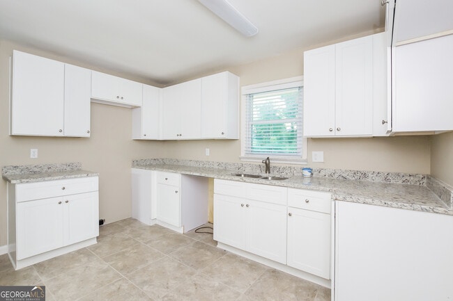 Building Photo - 418 Smyrna Powder Springs Rd SW