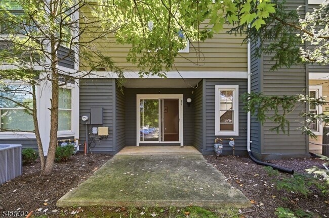 Building Photo - 81 Village Cir