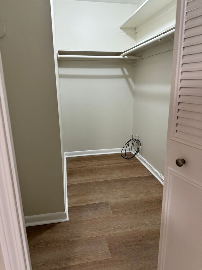 Building Photo - Spacious 1 Bed - 1 Bath Apartment in Cranston