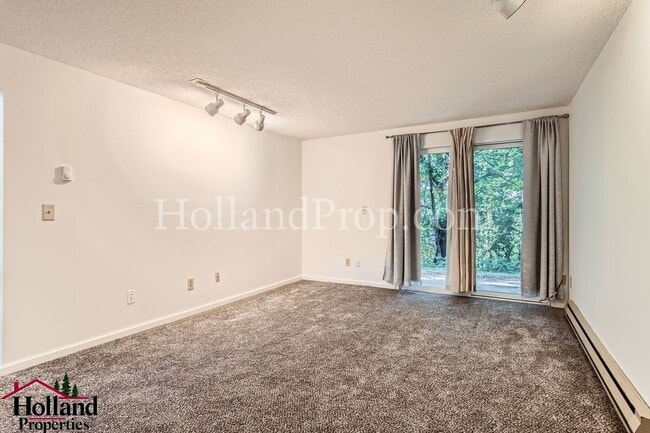 Building Photo - **New Price + Exclusive First Month Incent...
