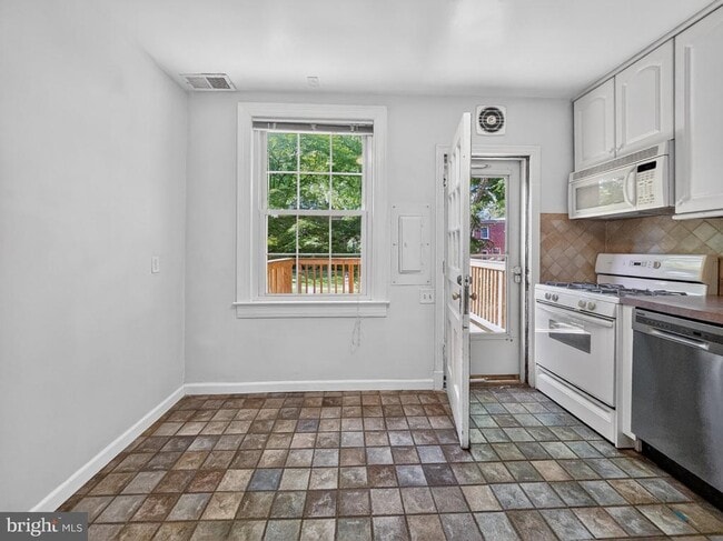 Building Photo - 1030 S Barton St