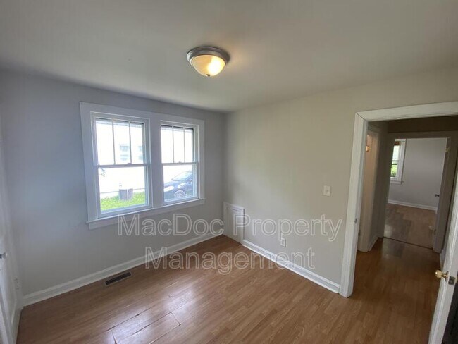 Building Photo - 119 Gibson St