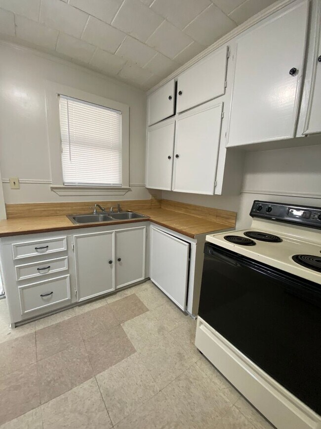 Building Photo - 115 Woodrow St