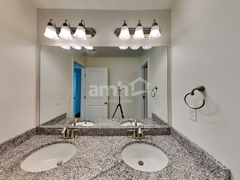 Building Photo - 607 Lk Vis Ct