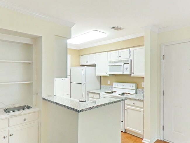 Building Photo - 3115 Pine Heights Dr NE