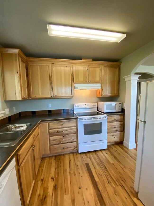 Building Photo - Beautifully Remodeled Springfield Cottage