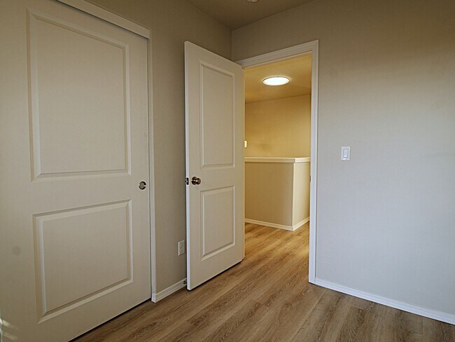 Building Photo - Modern 3x2.5 End Unit Townhome Retreat in NE Bend