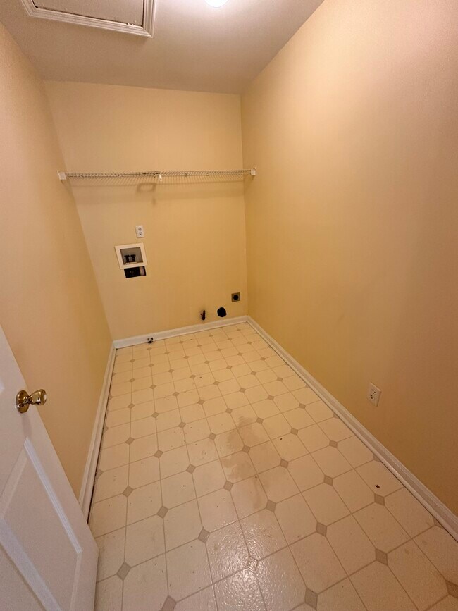 Building Photo - 420 White Rose Trce