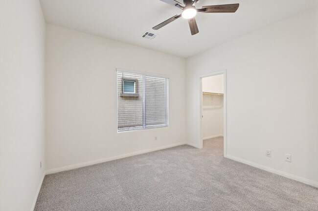 Building Photo - 10971 Meridian Flds Ave