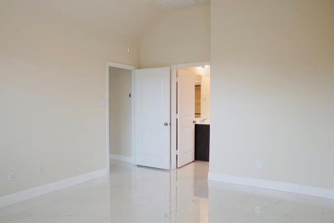 Building Photo - 25919 Aura Lake Ln