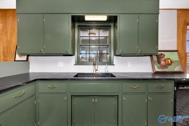 Building Photo - 1610 Chapman Ave NE