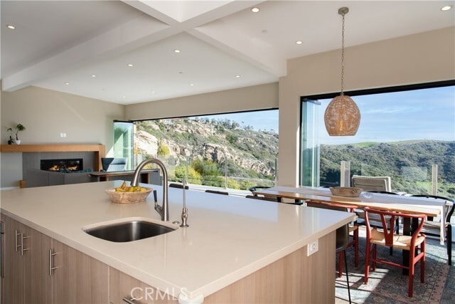 Building Photo - 2305 Temple Hills Dr