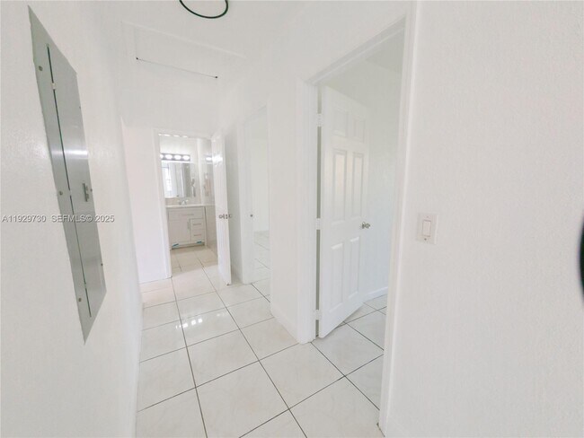 Building Photo - 3623 SW 5th Terrace