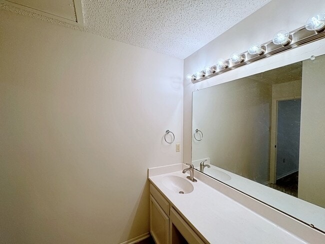 Building Photo - 2 Bedroom Condo for rent off Essen Lane