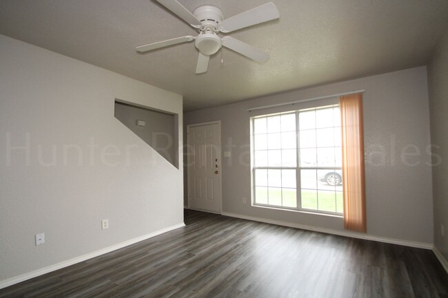 Building Photo - Amazing Three-Bedroom Townhome!
