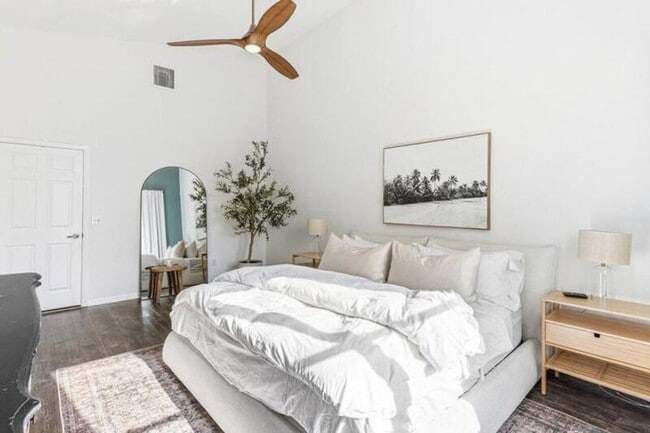 Building Photo - 9507 Lake Serena Dr