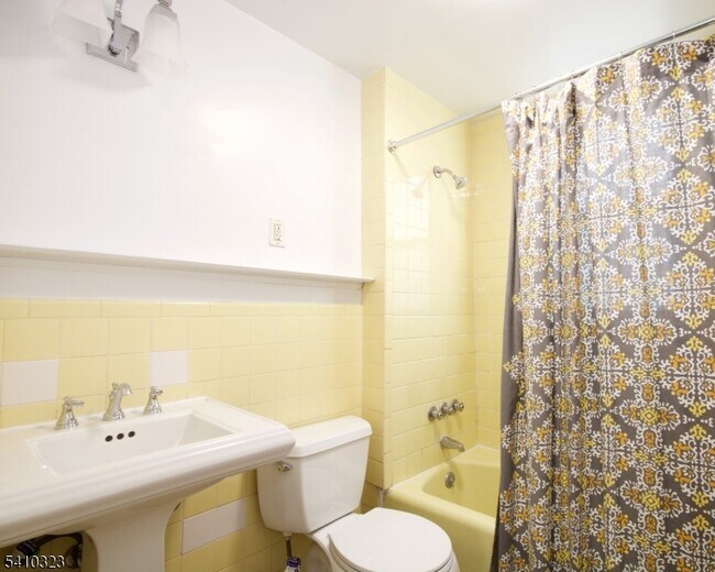 Building Photo - 13 Oxford St