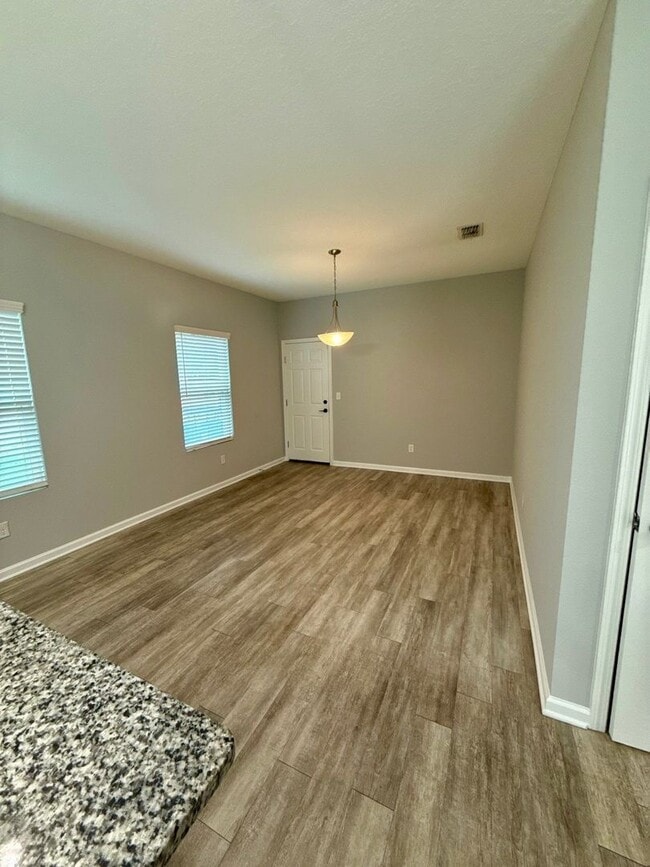 Building Photo - Great 3 bed 2.5 Bath House close to Intrac...