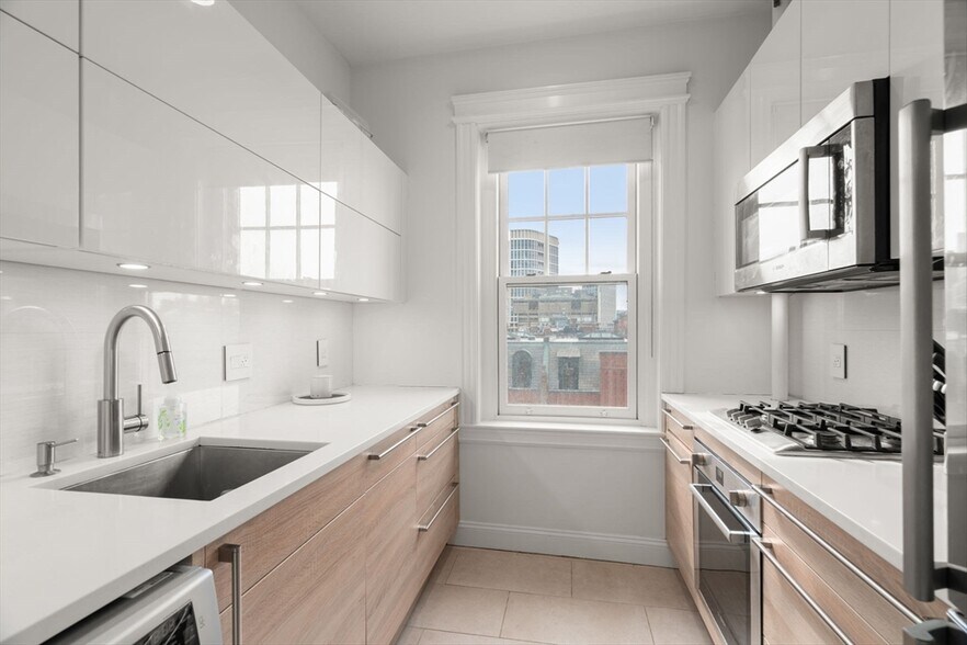 Building Photo - 252 Newbury St