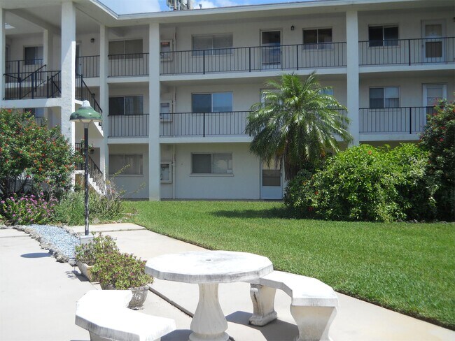 Building Photo - 708 S Tamiami Trl