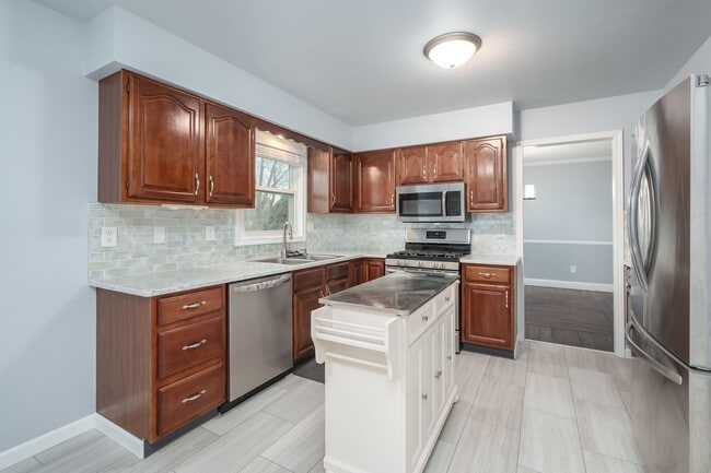 Building Photo - 4 Bedroom Home in Richland