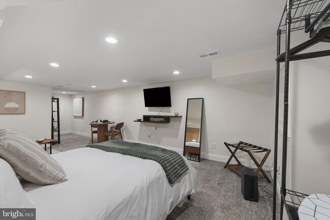 Building Photo - 737 Dolphin St