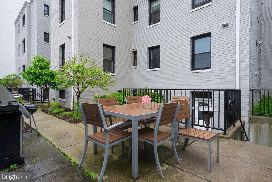 Building Photo - 809 Otis Pl NW