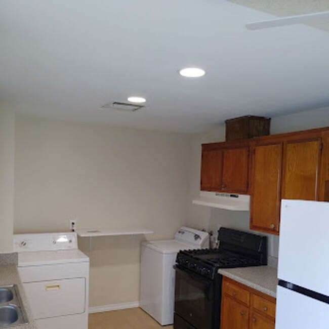 Building Photo - **$100 OFF 1ST MONTH** Two Bedroom Home Downtown 29 Palms