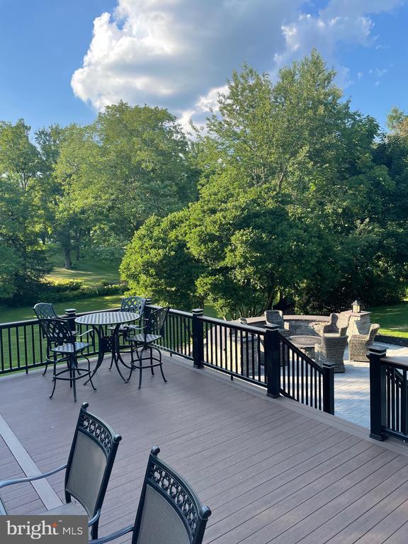 Building Photo - 1104 Dunvegan Rd